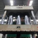南通皋液2000噸四柱液壓機(jī)。有效臺(tái)面2x2.8米。行程1.8米，開(kāi)口3..