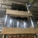 南通皋液2000噸四柱液壓機(jī)。有效臺(tái)面2x2.8米。行程1.8米，開口3..